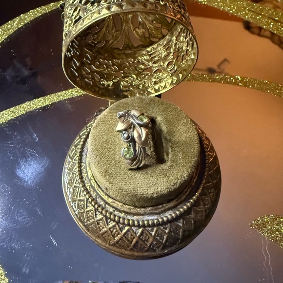 Barbara Bixby Peridot and ss vine ring with vintage filigree antique case. - Picture 9 of 17